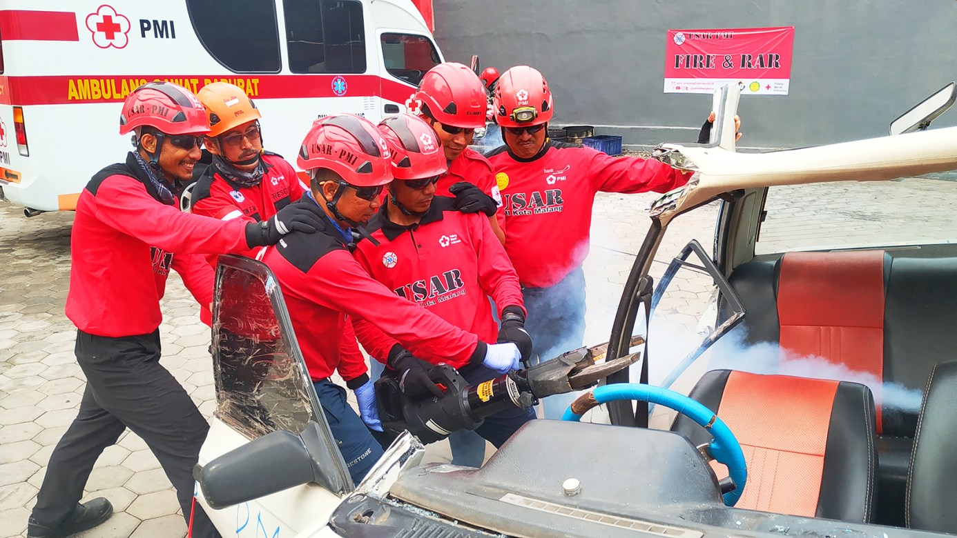 first aid accident kecelakaan diklat PMI PMR KSR relawan kuningan korps Red Cross Indonesia website