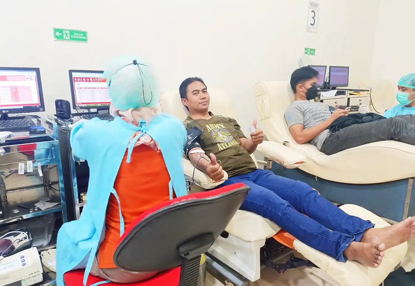 Relawan-PMI-PMR-KSR-kuningan-donor-darah-warga-bantuan-bencana-Indonesian-red-cross-bulan-sabit-Palang-Merah