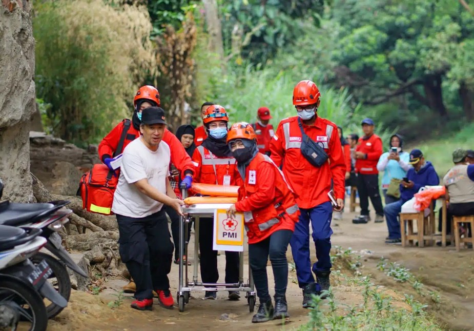 first-aid-diklat-PMI-PMR-KSR-relawan-pertolongan-bencana-kuningan-korps-Red-Cross-Indonesia-website-by-WINSON-MEDIA-TEKNOLOGI-WEBCLOUDHOSTER-jasawebkuningan-.com-baliwebservices.com